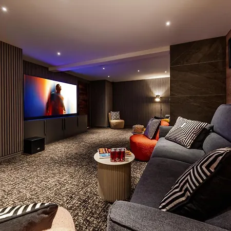 Luxury - Fireplace Heated Pool & Sauna *