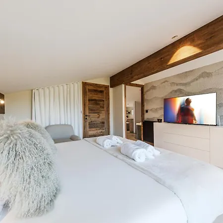 Luxury - Fireplace Heated Pool & Sauna