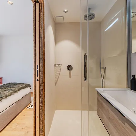 Luxury - Fireplace Heated Pool & Sauna *